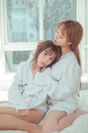 丰满的秘书年轻胸大的秘书
