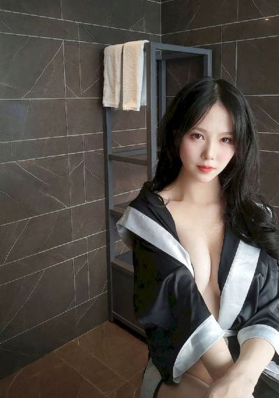半夜我熟练扒下妈妈的内裤视频