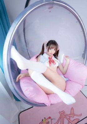 戴着面具跳舞